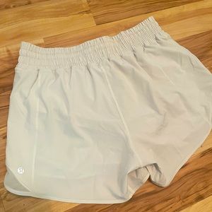 Lululemon “Bone” Hotty Hot shorts 4"
